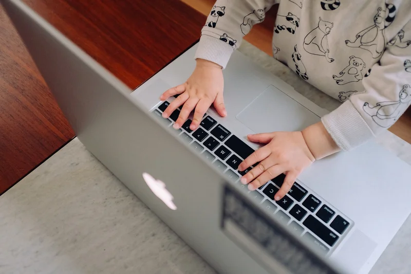 Die fünf besten Übungen für den Rücken im Homeoffice – ohne Geräte
